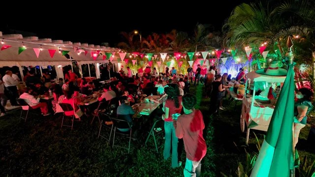 Noche Mexicana 2025: banderines tricolor y luces cálidas sobre las mesas